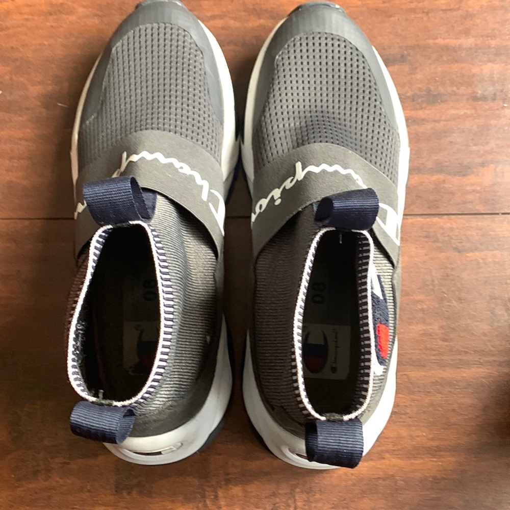 i’m selling champion shoes color is gray size 8 in men